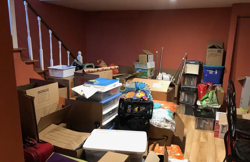 Pièce encombrée de cartons avant le déménagement