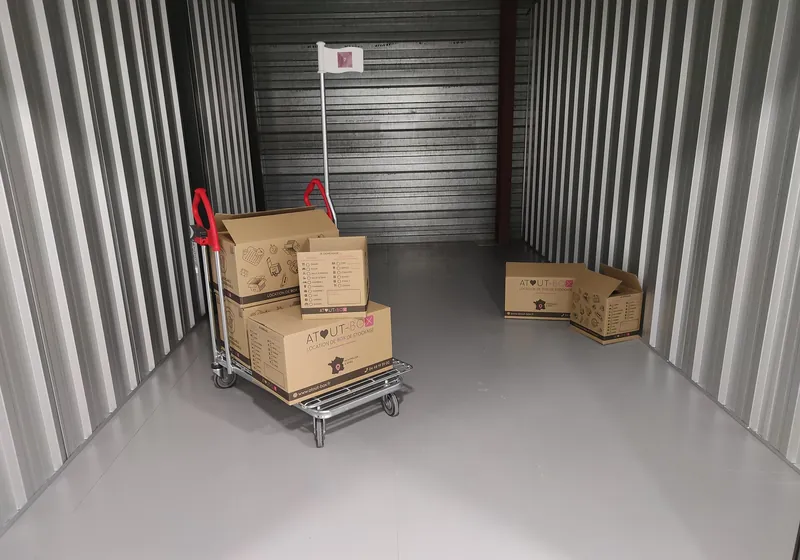 Meubles et cartons stockés dans un entrepôt