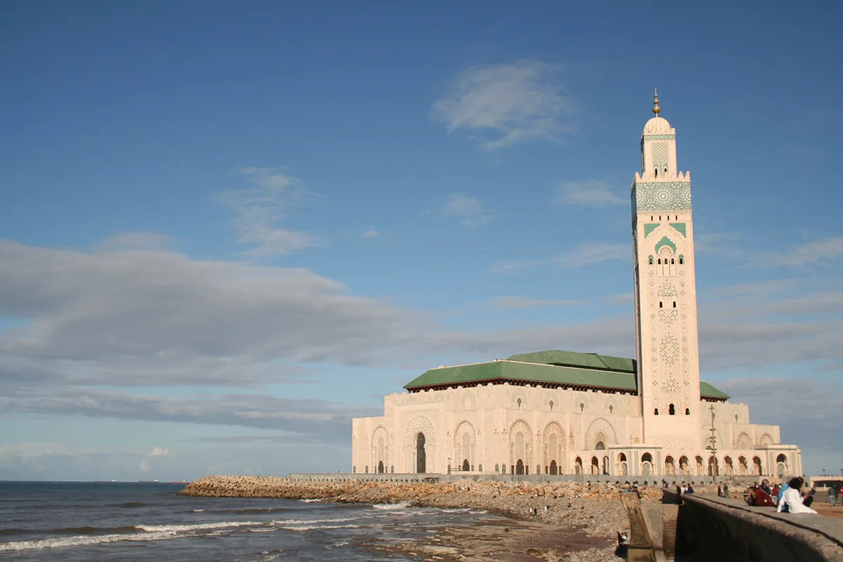 La mosquée Hassan II au bord de l'océan à Casablanca